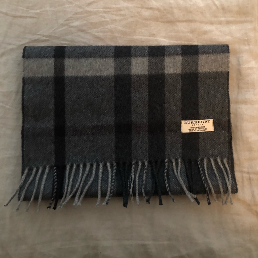 BURBERRY Scarf: black and grey plaid